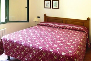 1 bedroom, travel cot, free WiFi