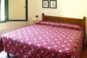1 bedroom, travel cot, free WiFi