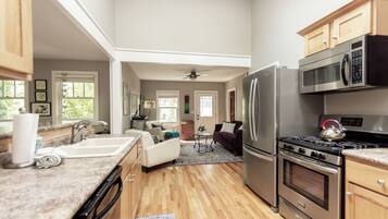 Een koelkast, een magnetron, een oven, een kookplaat