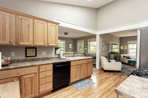 Cozy Bungalow in the Heart of New Buffalo, Fire Pit