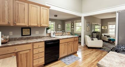 Cozy Bungalow in the Heart of New Buffalo, Fire Pit