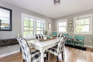 Dining - Cozy Bungalow in the Heart of New Buffalo, Fire Pit (New Buffalo)