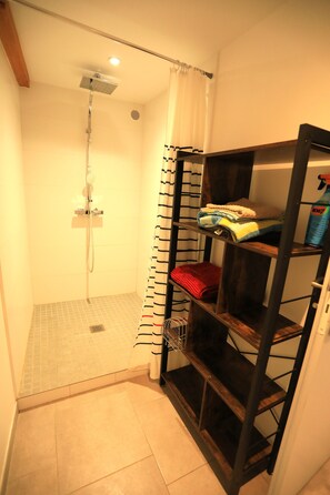 Sèche-cheveux, savon, papier toilette