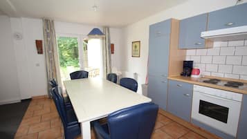 Fridge, oven, stovetop, coffee/tea maker