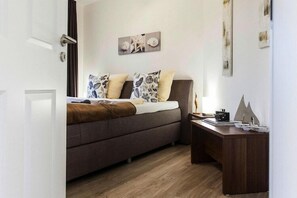 3 chambres, fer et planche à repasser, lit de bébé portatif