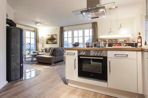 Geladeira, micro-ondas, fogão, cooktop