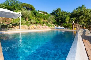 A clear blue pool with lounge chairs and a white umbrella. - VILLA ALESSANDRA , SANTA AGATA DEI DUE GOLFI (Sant'Agata Sui Due Golfi)