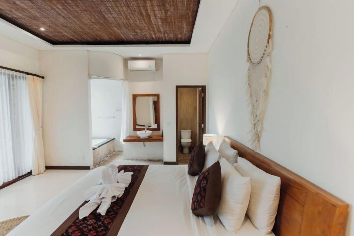 1 bedroom, hypo-allergenic bedding, minibar, in-room safe
