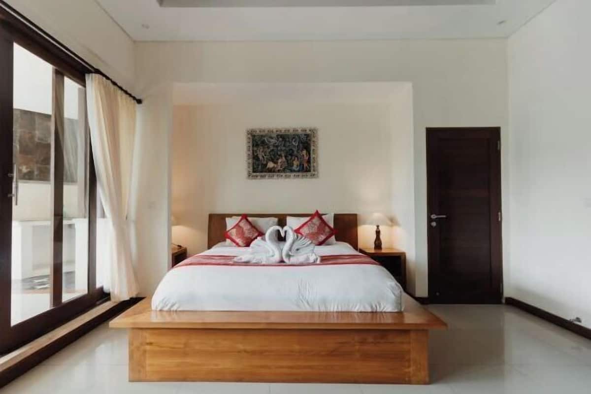 1 quarto, roupas de cama antialérgicas, frigobar, cofres nos quartos