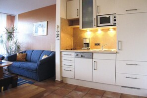 Fridge, oven, stovetop, coffee/tea maker - Ferienwohnung in Cuxhaven-Duhnen (Cuxhaven)