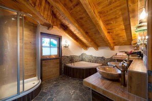 Shower, hair dryer, towels - Chalet in St. Martin with Sauna & Hot Tub (St. Martin am Tennengebirge)
