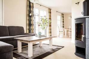 Smart TV, lareira, aparelho de som