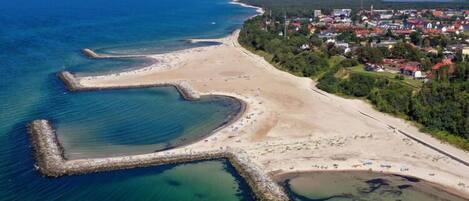 Una spiaggia nelle vicinanze