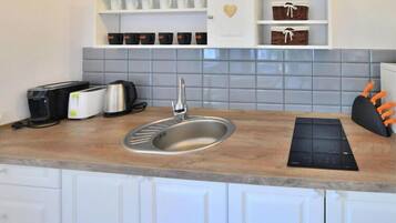 Frigorifero, microonde, piano cottura, macchina per tè/caffè