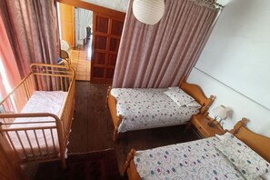 2 makuuhuonetta, vauvan matkasänky