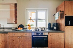 Jääkaappi, uuni, liesi, astianpesukone