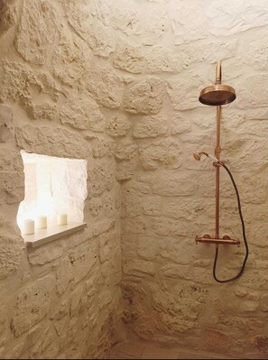 Douche, sĂšche-cheveux, bidet, serviettes fournies