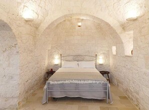 3 bedrooms, desk, travel cot, WiFi