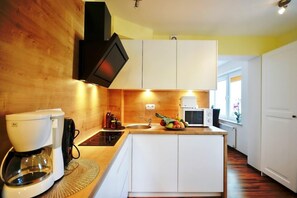 Fridge, microwave, stovetop, coffee/tea maker - Comfortable 3-room apartment close to the sea (Ustronie Morskie)