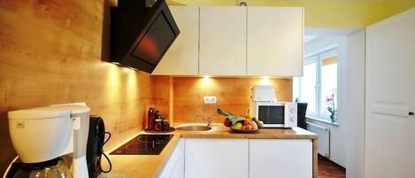 Frigorífico, microondas, placa de cocina y cafetera o tetera