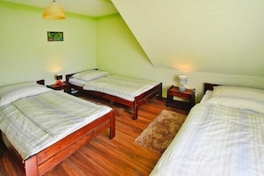 2 bedrooms, travel cot, free WiFi, bed sheets