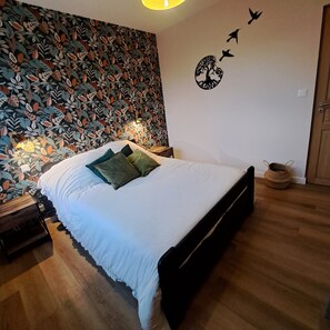 3 間睡房、書桌、熨斗/熨衫板、可攜式嬰兒床