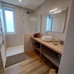 Hårføner, håndklær og toalettpapir