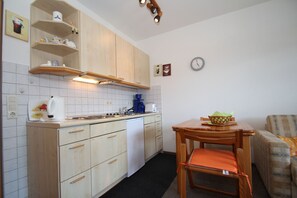 Réfrigérateur, plaque de cuisson, cafetière/bouilloire, grille-pain