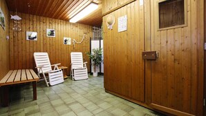 A wooden room with a bench, two chairs, a small table, and a potted plant. - Ferienwohnung im Haus Schiefertal, Wieda (Wieda)