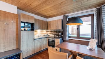 雪櫃、微波爐、焗爐、爐具