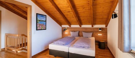 3 habitaciones, tabla de planchar con plancha y cuna de viaje