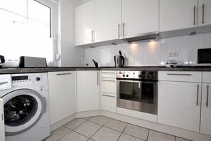 Fridge, microwave, oven, stovetop - Holiday Bungalow Dornumersiel Terrace (Dornumersiel)