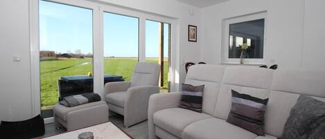 Smart-tv, eldstad, dvd-spelare och en stereo