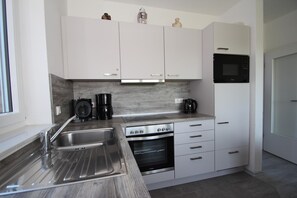 Een koelkast, een microgolfoven, een oven, een kookplaat