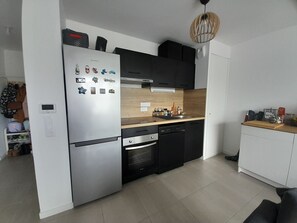 Fridge, oven, stovetop, dishwasher - Modern 1-Bed Apartment with Terrace and Parking in Central Anglet (Anglet)