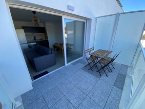 Outdoor dining - Modern 1-Bed Apartment with Terrace and Parking in Central Anglet (Anglet)