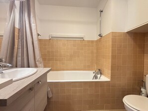 Ein Badezimmer mit Waschbecken, Badewanne und Toilette.