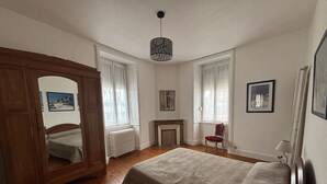 4 bedrooms, free WiFi - Spacious 4-Bedroom Home on Fishing Port Quay, Steps from Beach (Les Sables-d'Olonne)