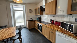 Coffee/tea maker, fridge, microwave, oven - Spacious 4-Bedroom Home on Fishing Port Quay, Steps from Beach (Les Sables-d'Olonne)