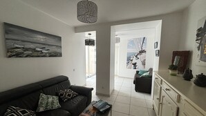 TV - Spacious 4-Bedroom Home on Fishing Port Quay, Steps from Beach (Les Sables-d'Olonne)