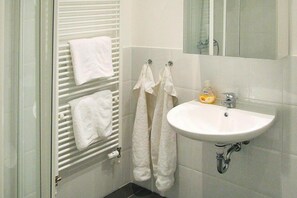 Shower, towels - Gutshaus Zicker in Garz (Garz)