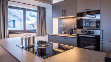 Kühlschrank, Mikrowelle, Ofen, Herdplatte