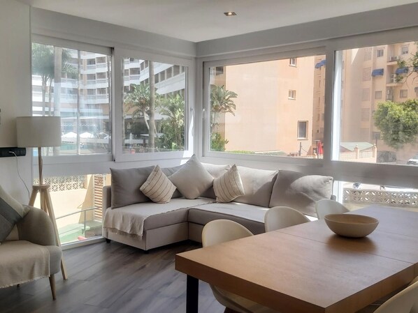 TV - Beachfront Apartment with Pool & Tennis in Playamar (Torremolinos)