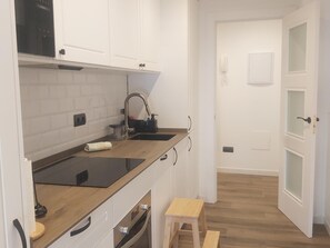 Fridge, microwave, coffee/tea maker, toaster - Beachfront Apartment with Pool & Tennis in Playamar (Torremolinos)