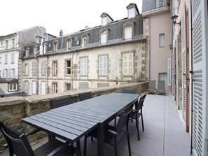 Outdoor dining - Beautiful T3 apartment with terrace and Wi-Fi in the center of La Bourboule (La Bourboule)
