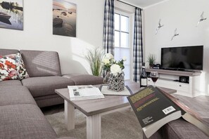 Fernseher, Kamin, Stereoanlage