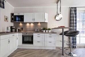 Fridge, microwave, oven, stovetop - Luxushaus Boddenküste mit Sauna (Fuhlendorf)