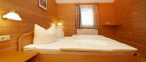 2 bedrooms, travel cot, free WiFi