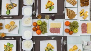Frukost med lokala rätter mot avgift på helger