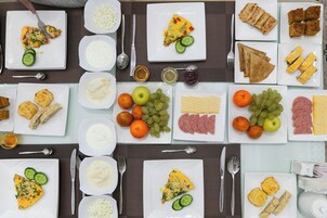 Café da manhã mediante uma taxa nos fins de semana